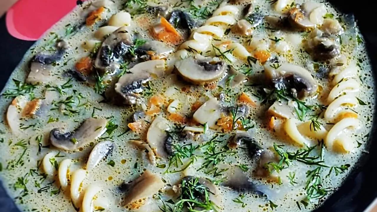 Jaki makaron do zupy grzybowej, aby uniknąć rozgotowania?