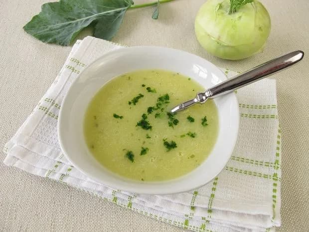 Jak zrobić zupę z kalarepy - łatwy przepis na zdrowe danie wiosenne