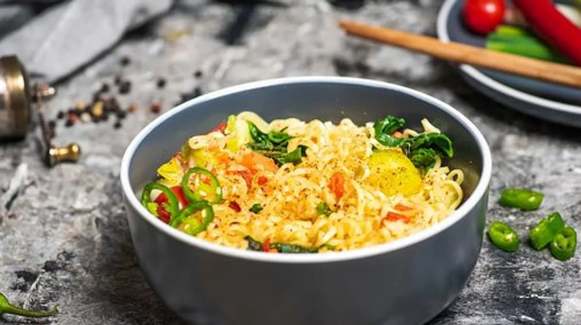 Jak zrobić sałatkę z zupek chińskich - szybki i pyszny przepis na każdą okazję