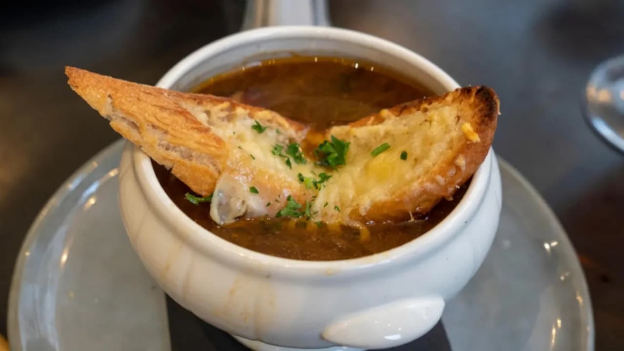 Czy zupa cebulowa jest zdrowa? Oto zaskakujące korzyści zdrowotne