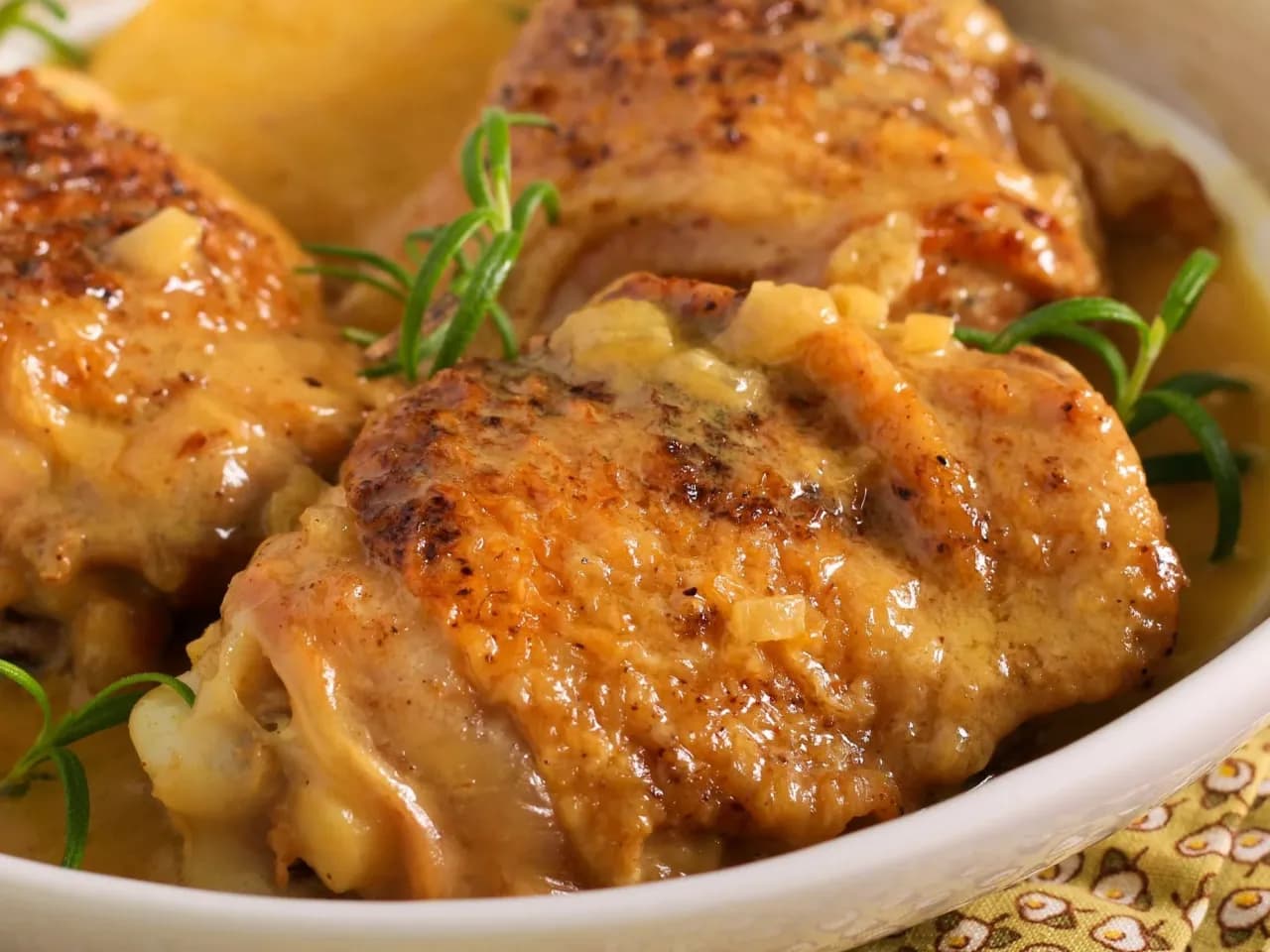 Co zrobić z mięsa z udka kurczaka? 10 pysznych przepisów na dania