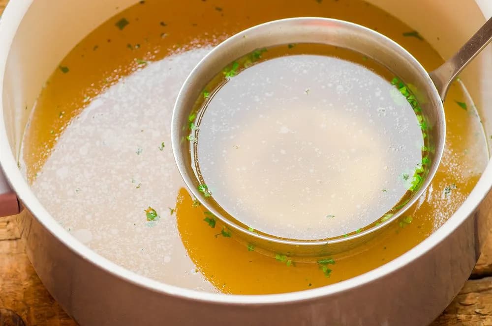 Jak zrobić bulion na zupę, który zachwyci smakiem i aromatem
