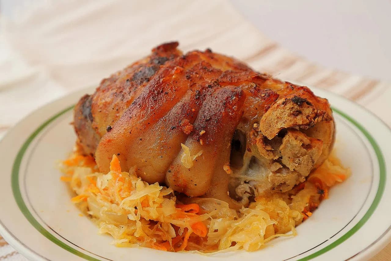 Jak zrobić golonkę w kapuście kiszonej - prosty przepis na pyszne danie