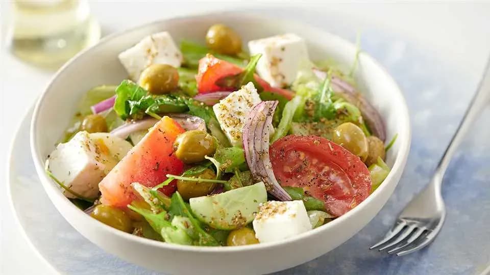 Sałatka grecka jak zrobić - prosty przepis na pyszne danie