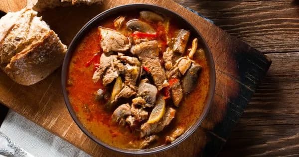 Co dodać do gulaszu, aby poprawić jego smak i aromat?