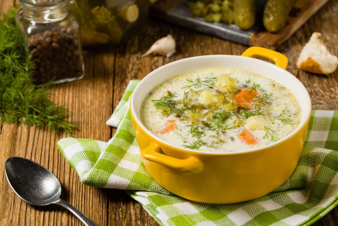 Czym doprawić zupę ogórkową, by zyskała wyjątkowy smak?