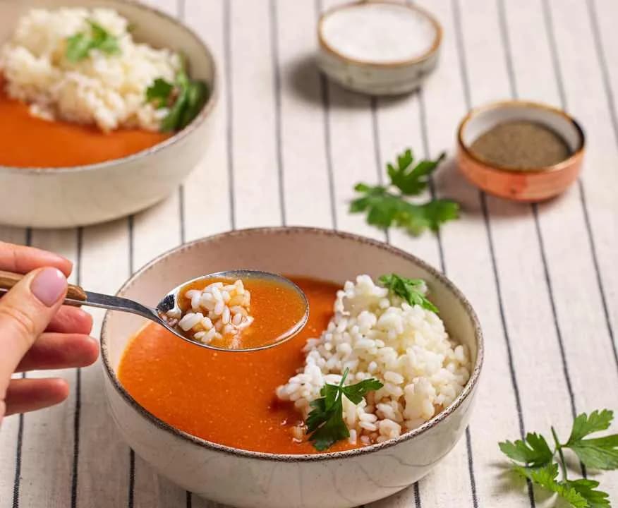 Zupa pomidorowa jak u babci - tradycyjny przepis na smak dzieciństwa