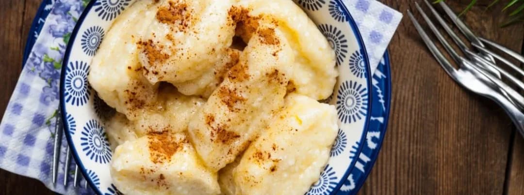 Kluski leniwe z czym podać, aby zaskoczyć smakiem i aromatem