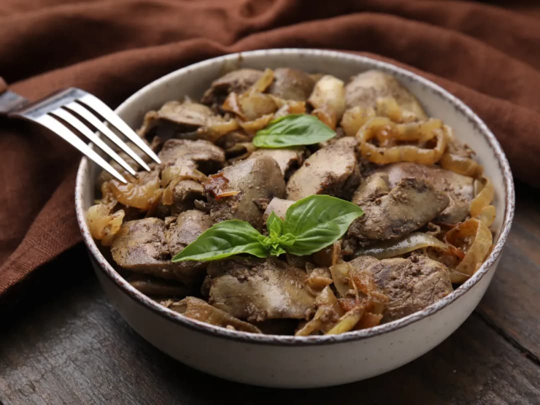 Co pasuje do smażonej wątróbki? Odkryj najlepsze dodatki i smaki