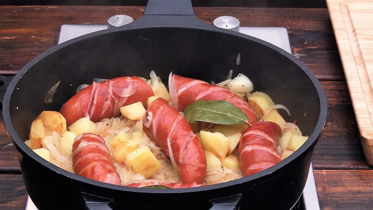 Prosty przepis na obiad z kiełbasą, który zaskoczy Twoich bliskich